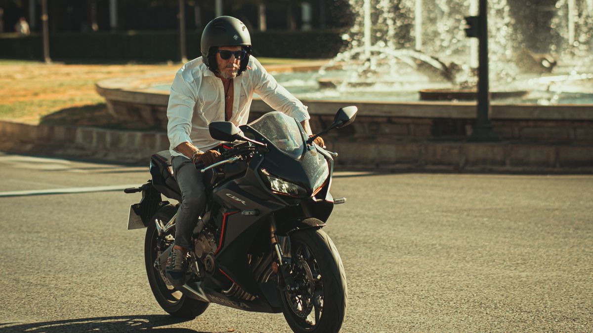 Motorcyclist riding in a city, illustrating Florida motorcycle laws